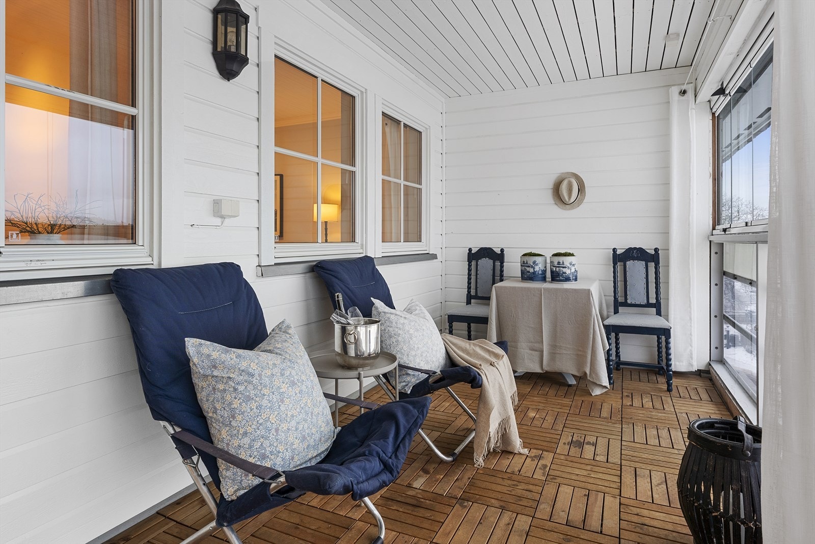 Balkongen ligger vestvendt og har gode solforhold Galleribilde