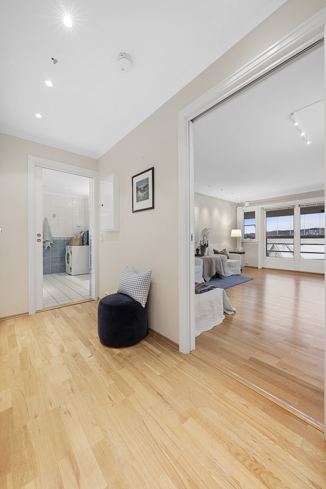 Fra gangen er det adkomst til stue/kjøkken og til soverom/bad. Galleribilde