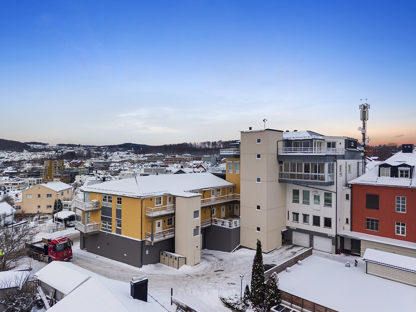 Fasade mot syd med innkjøring til p-kjeller. Galleribilde