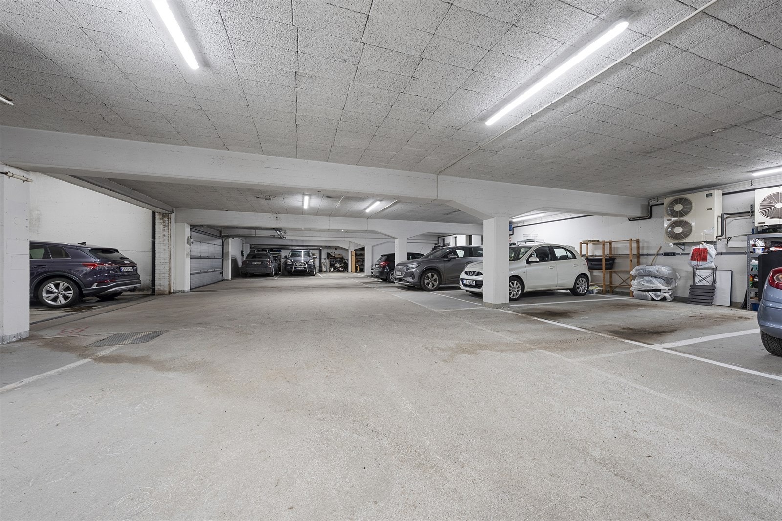 Garasje. Parkeringsplassen er merket med nr 8. Galleribilde