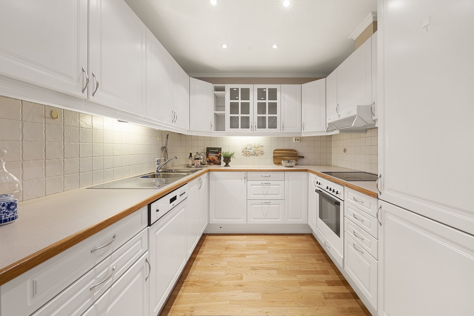 Kjøkkenet har integrert oppvaskmaskin, komfyr, platetopp og kjøl/frys. Galleribilde