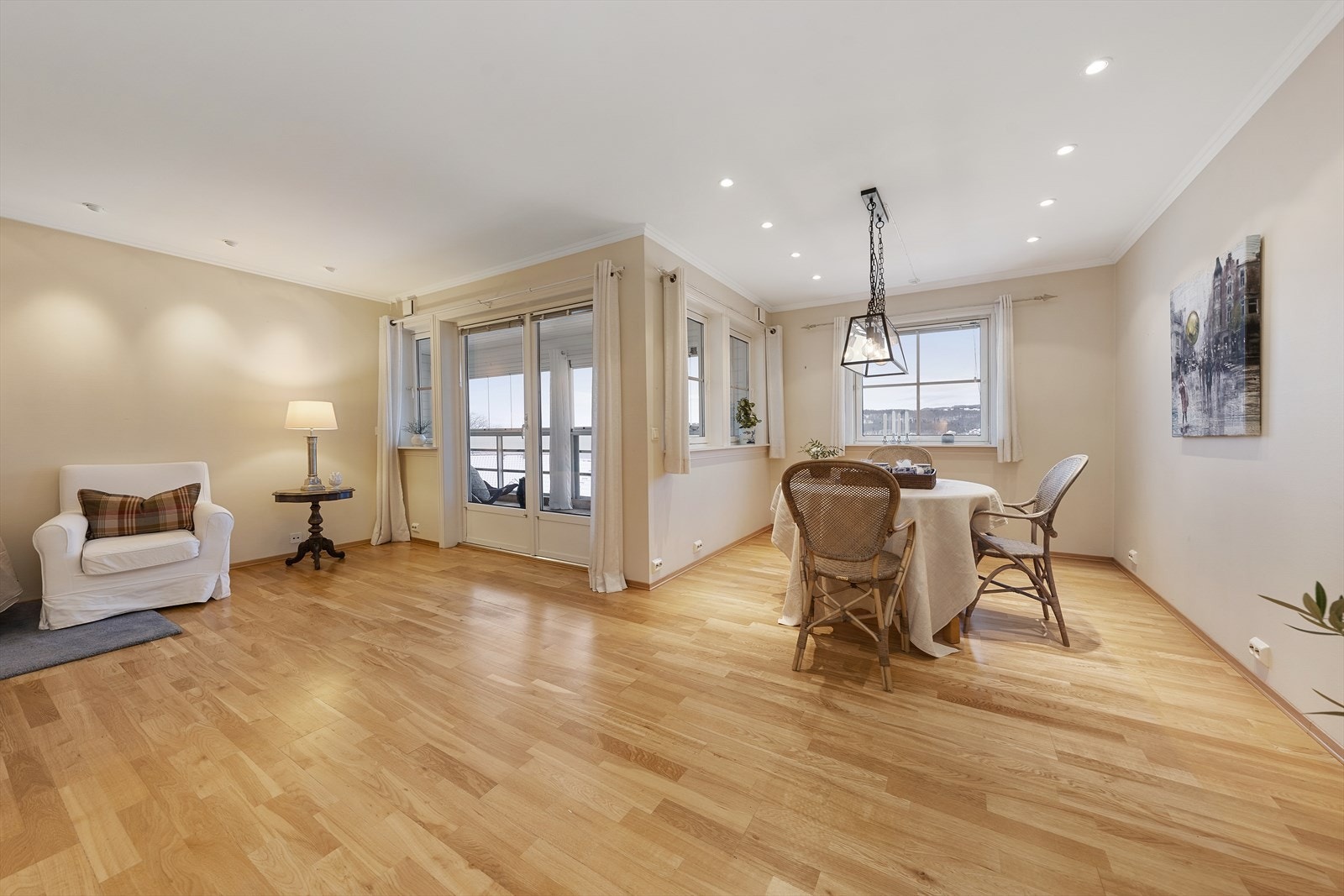 Romslig stue/spisestue med delvis åpen løsning mot kjøkken Galleribilde