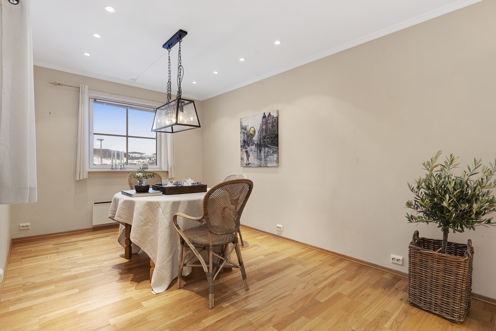 Arealet hvor det idag står spisestue har potenisale til å kunne omgjøres til soverom 2. Galleribilde