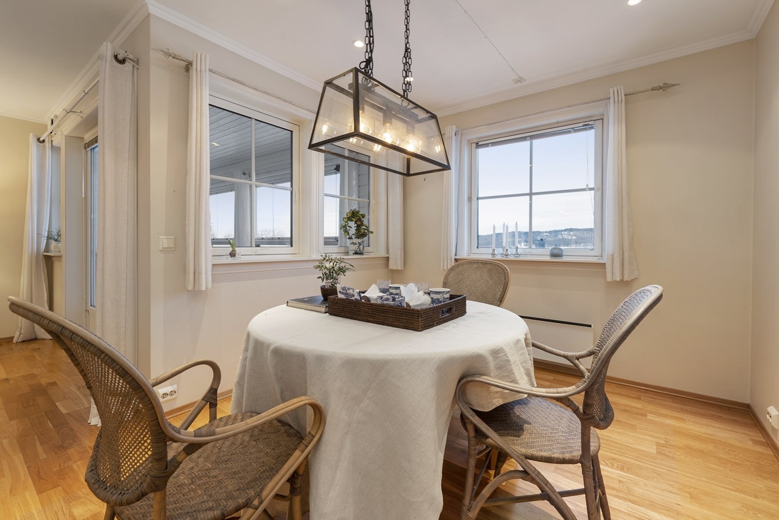 Fra vinduene ved spisestuen er det flott utsikt Galleribilde