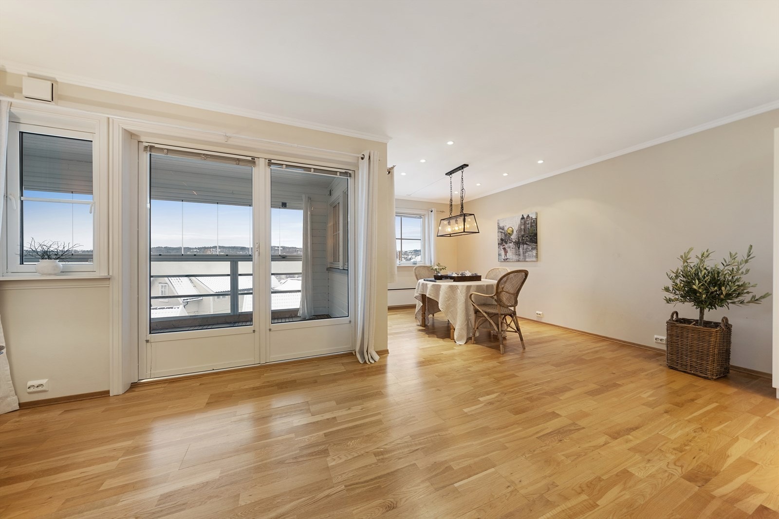 Stuen har god plass til spisestue Galleribilde