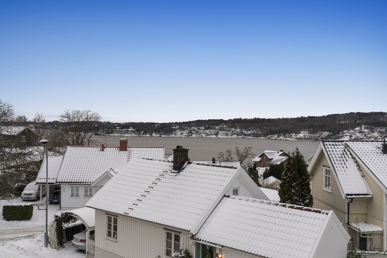 Fra leiligheten er det nydelig utsikt mot Larviksfjorden og mot sentrum / Bøkeskogen. Galleribilde