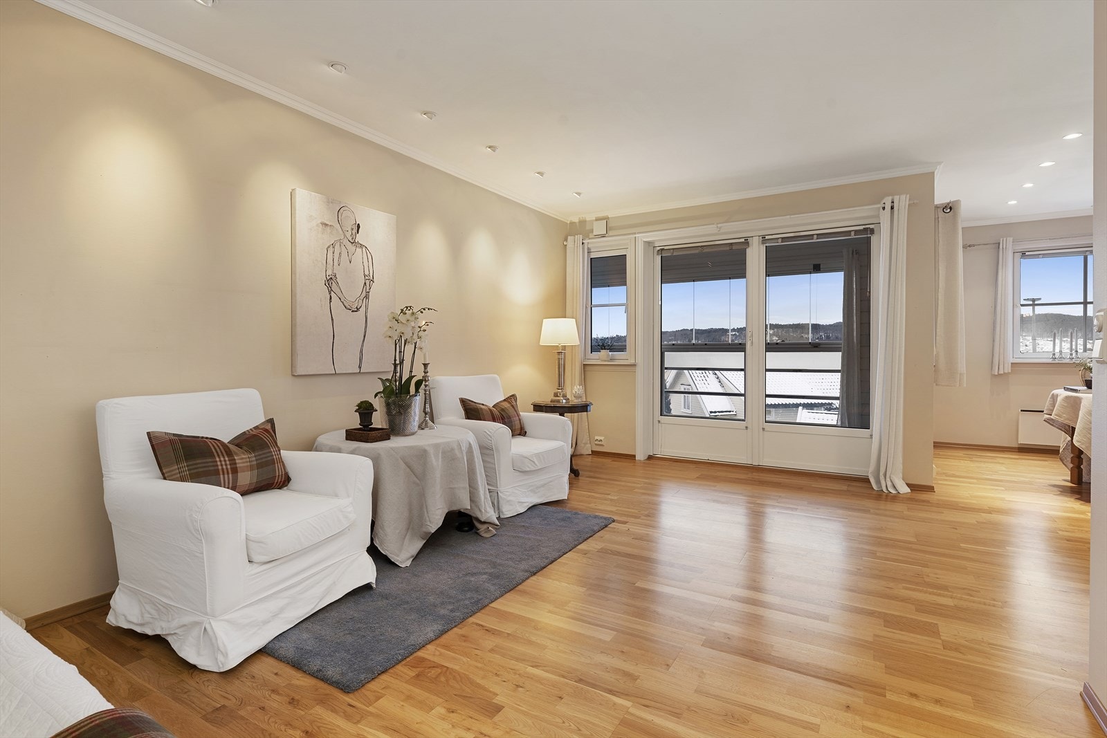 Fra stuen er det dobbel terrassedør ut til innglasset balkong. Galleribilde