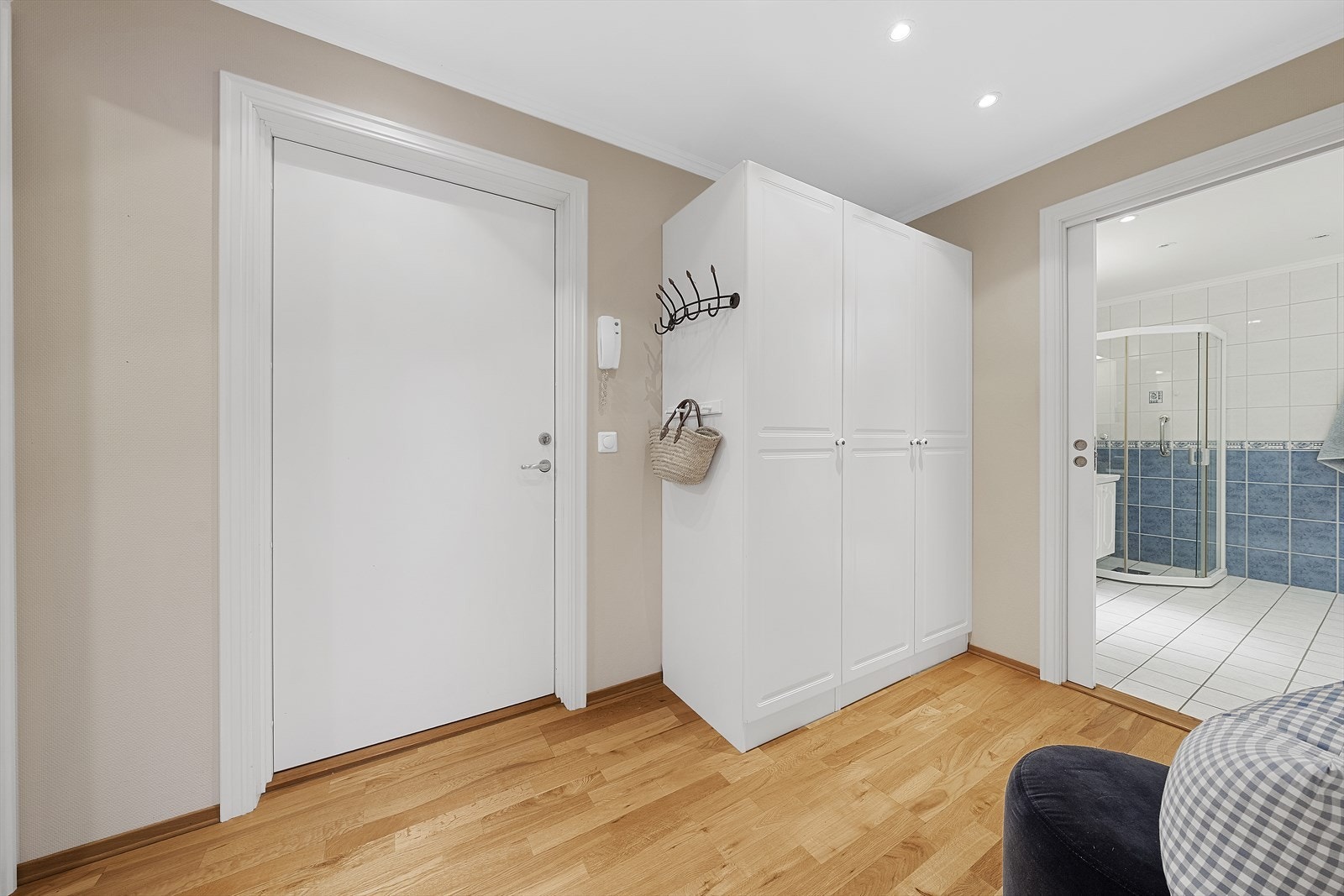 Romslig gang med garderobeplass. Galleribilde