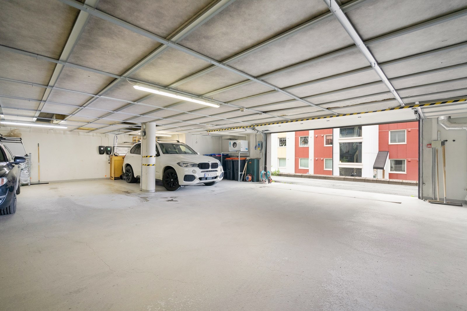 Garasje med parkeringsplass og elbil-lader Galleribilde