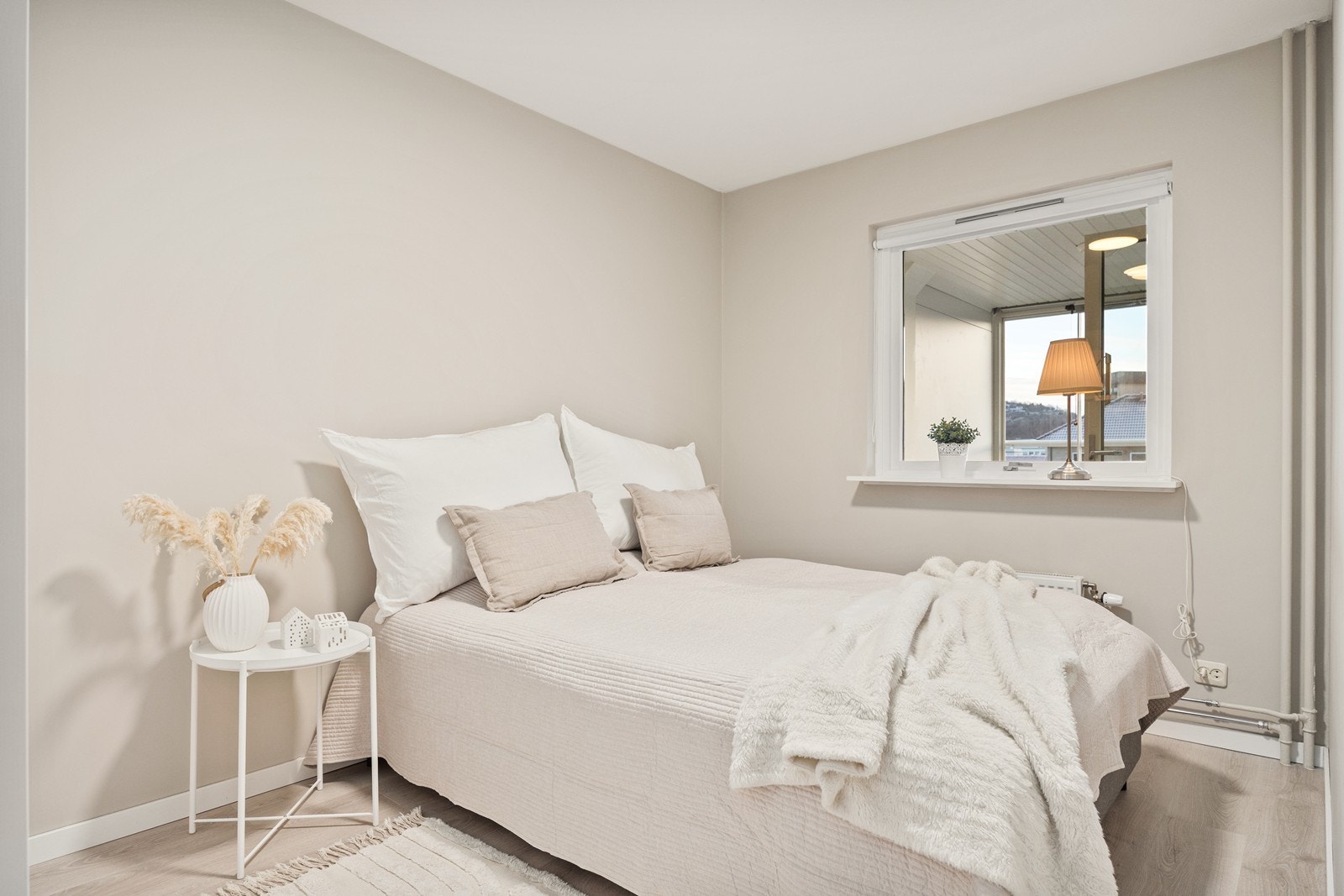 Soverommet har plass til dobbeltseng og oppvarmes av radiator tilknyttet fellesanlegget. Galleribilde