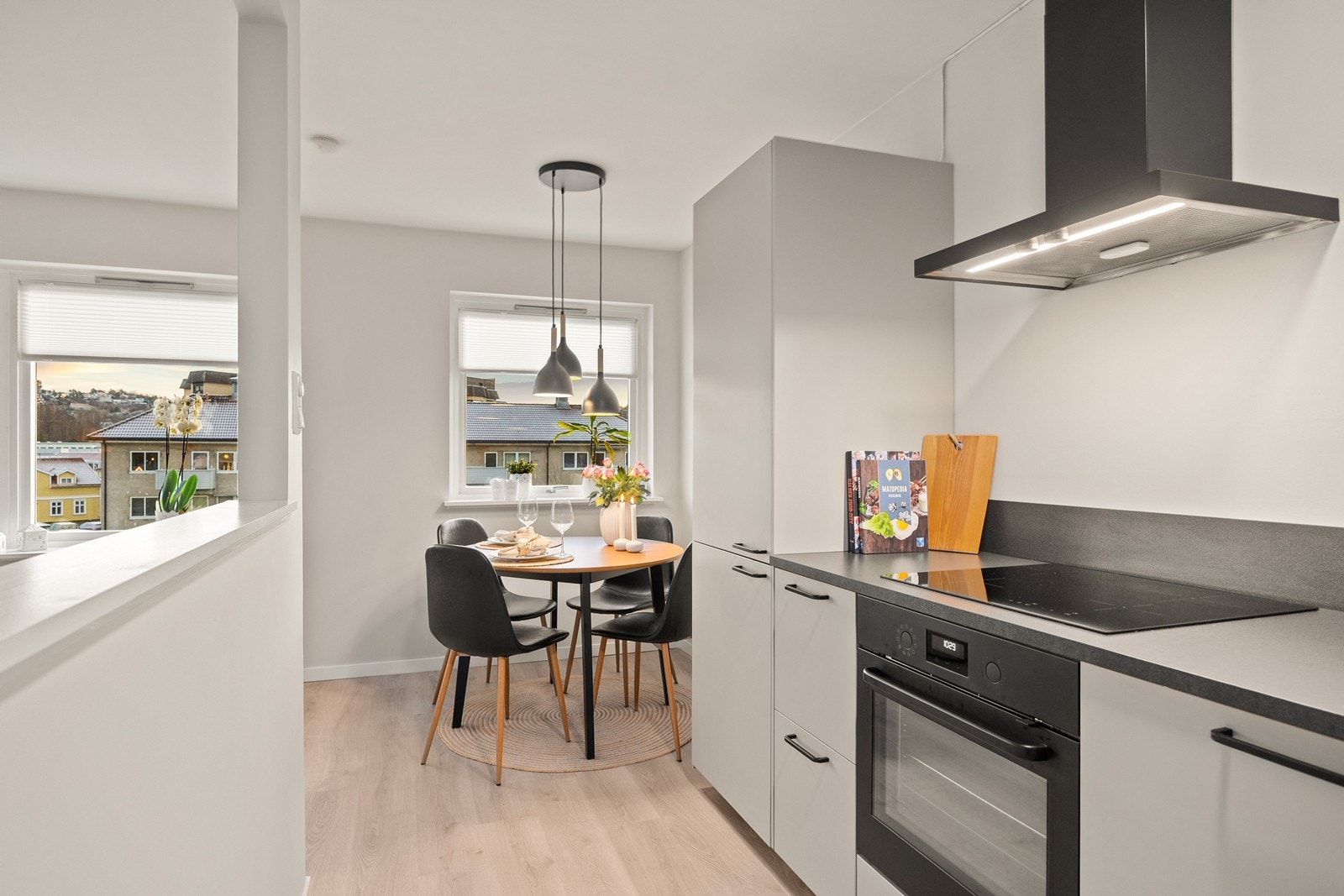 Kjøkkenet er fullt utstyrt med integrert stekeovn, platetopp, oppvaskmaskin og kombiskap. Galleribilde