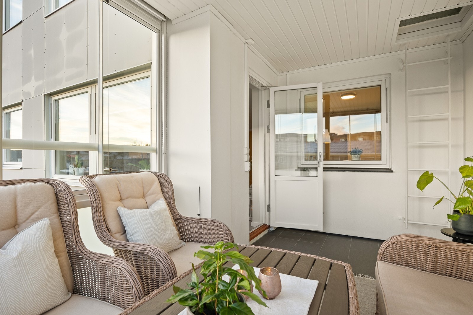 Balkongen er utstyrt med terrassevarmer, utekontakt og lys, som forlenger brukstiden. Galleribilde