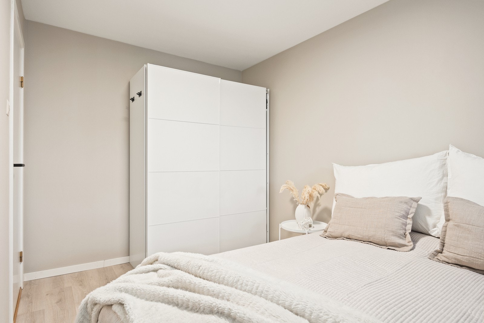 Her er det god plass for en garderobeløsning for personlig oppbevaring. Galleribilde