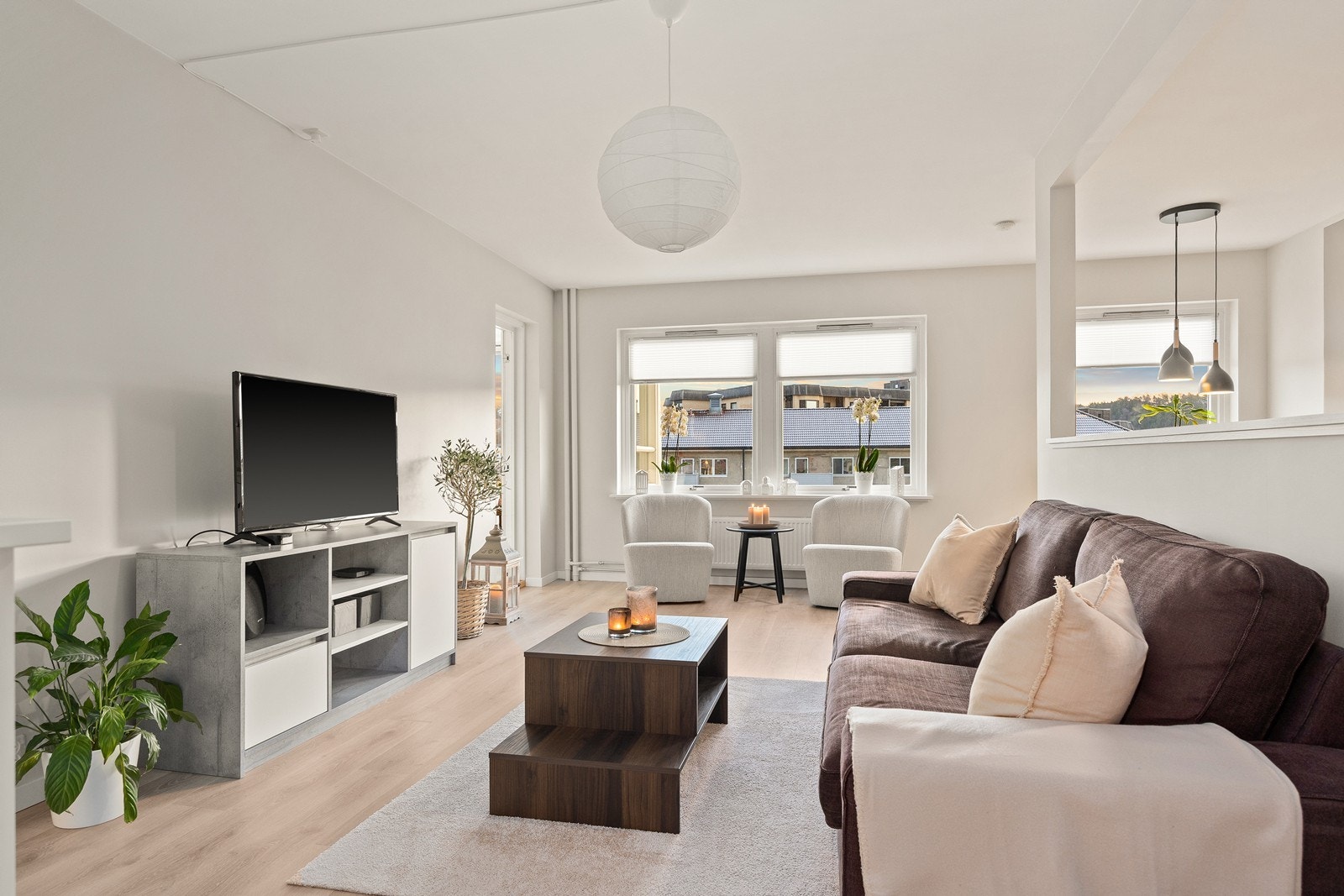 Gjennomgående nyere laminatgulv med lav slitasje binder rommene sammen på en helhetlig måte. Galleribilde