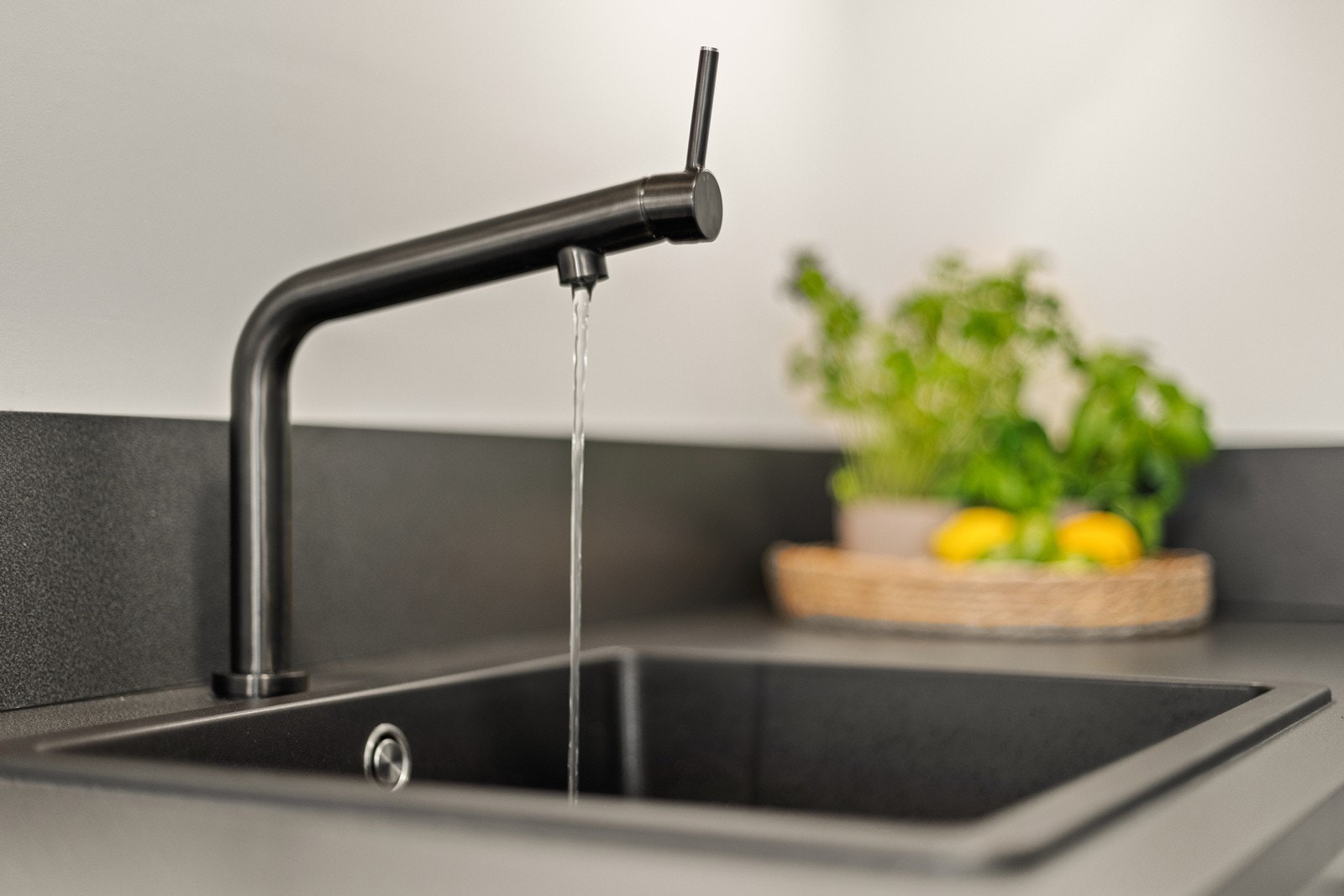 Moderne detaljer som sort blandebatteri komplementeres av automatisk lekkasjesikring. Galleribilde