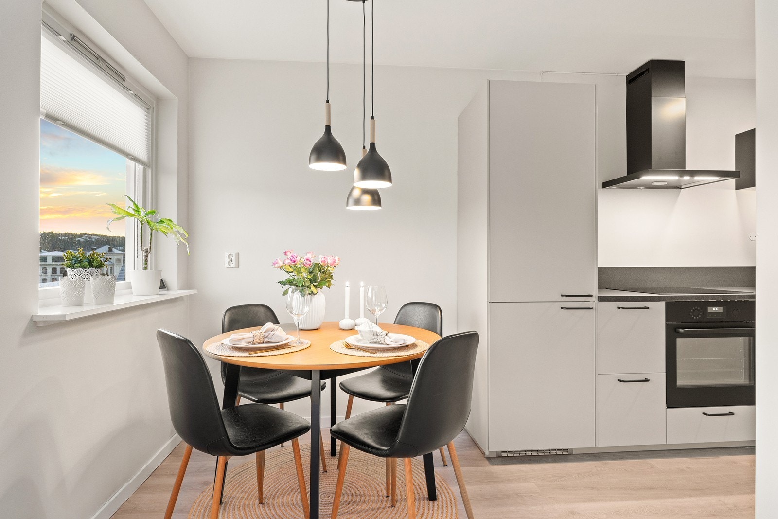 I tilknytning til kjøkkenet er det en naturlig plass for en spiseplass ved vinduet. Galleribilde