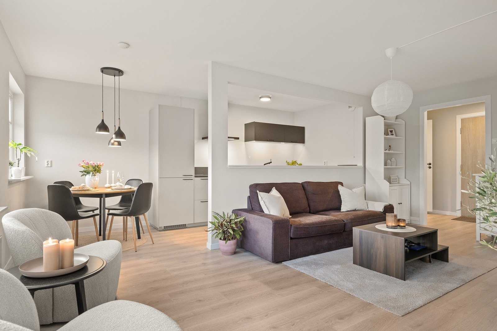 Den åpne løsningen mellom stue og kjøkken skaper en sosial og luftig atmosfære. Galleribilde