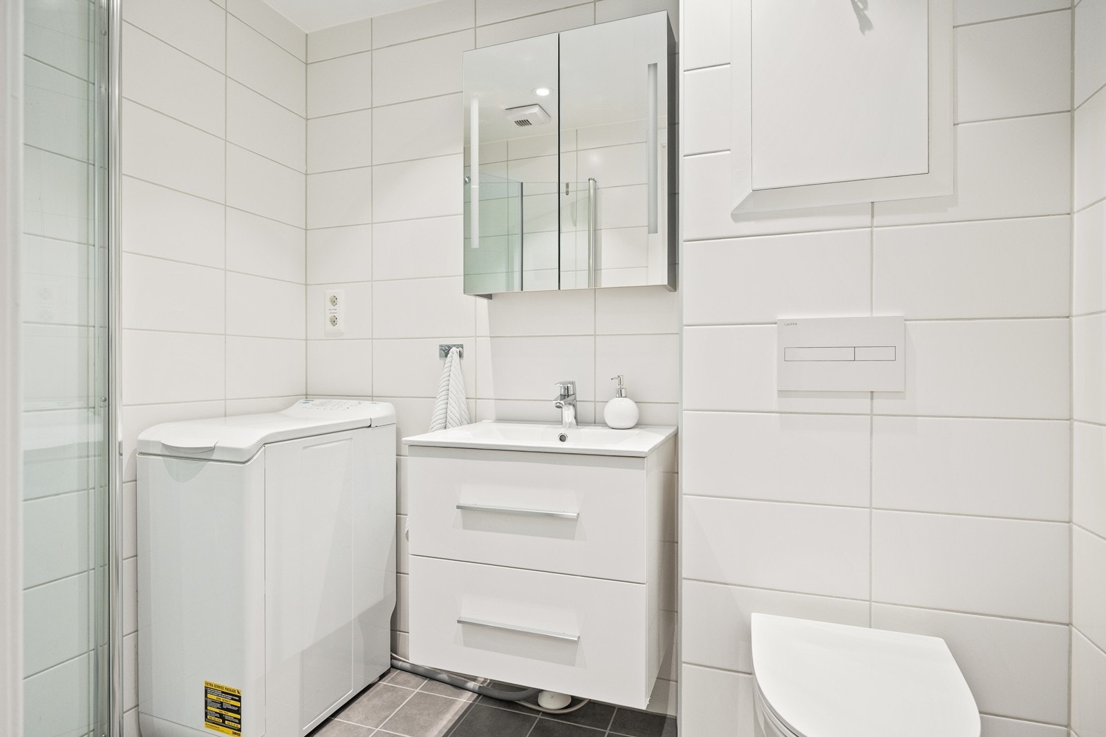 Badet ble pusset opp i 2020 og har flislagt gulv med gulvvarme for økt komfort. Galleribilde