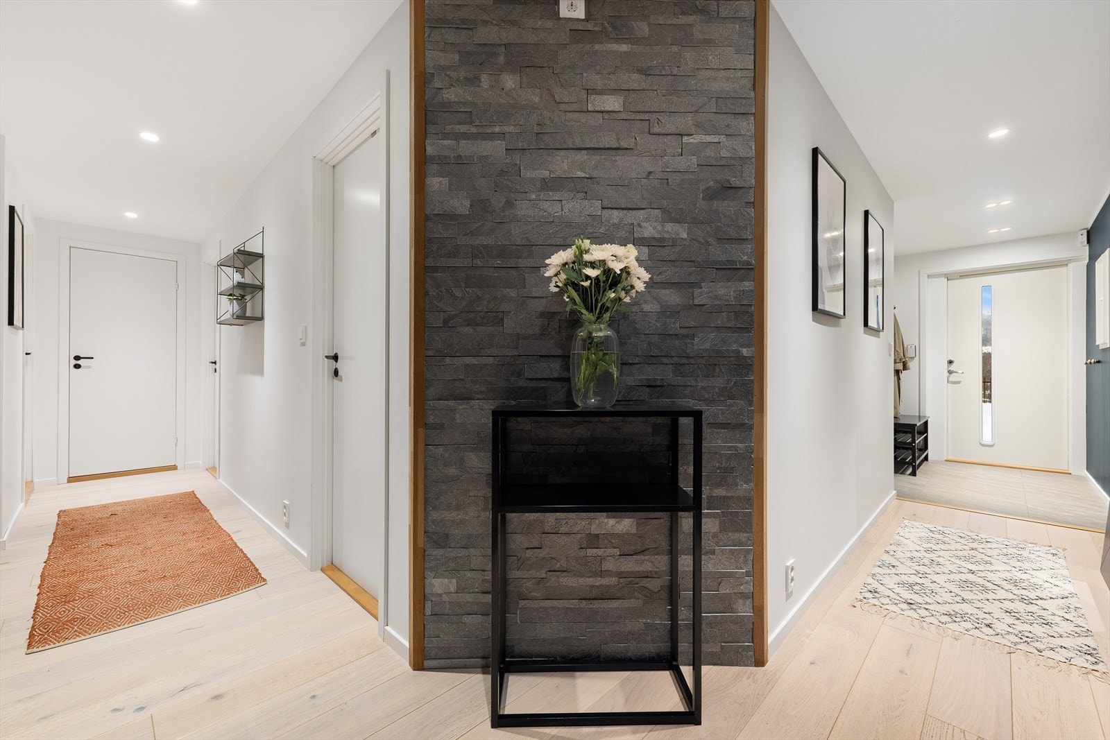 Lys og hyggelig entré med plass for garderobe- og opphengsløsninger. Galleribilde