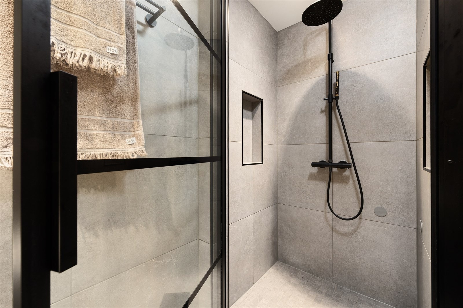 Dusjhjørne med regndusjarmatur og hånddusj. Galleribilde