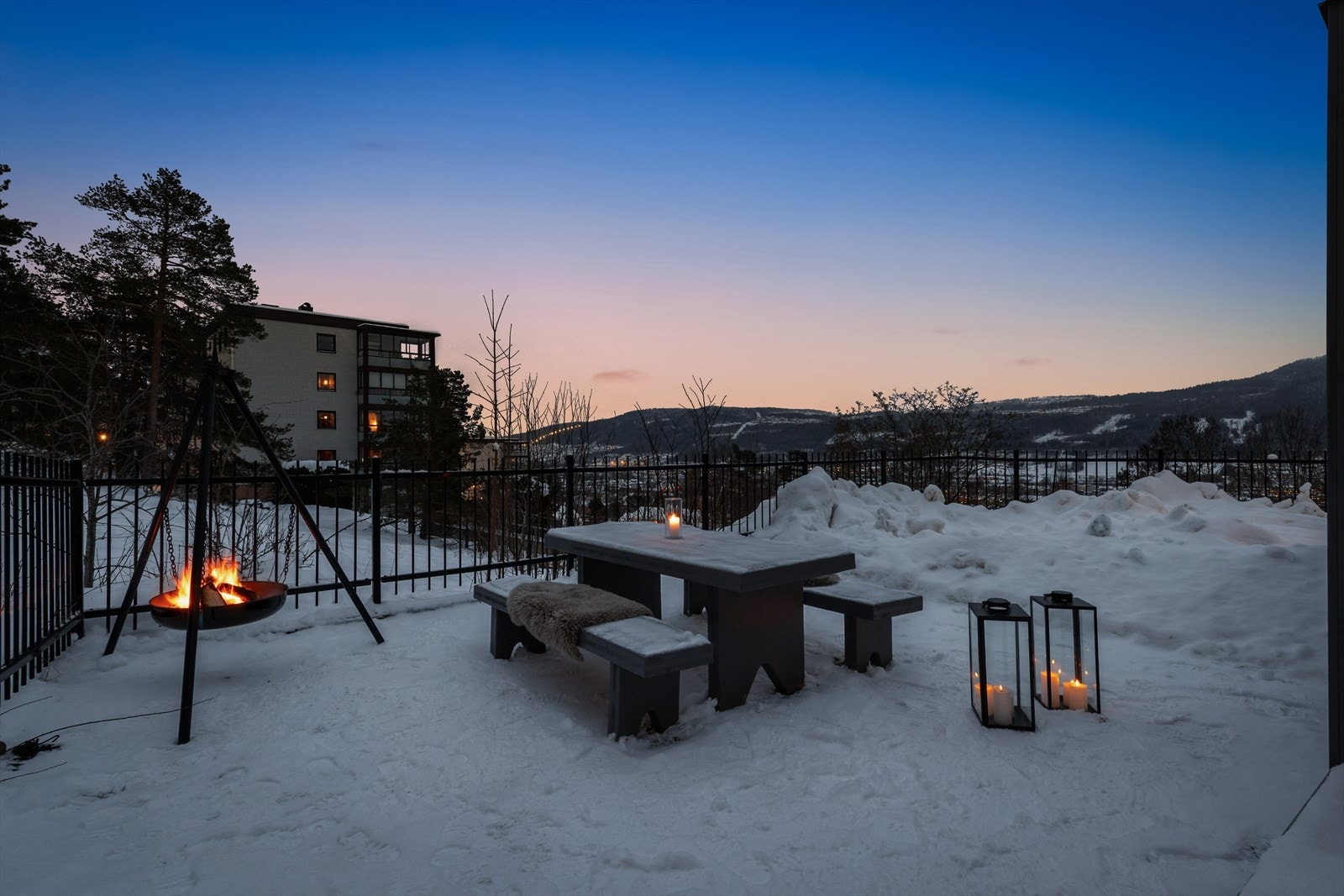 Svært hyggelig uteområde ved inngangspartiet. Galleribilde