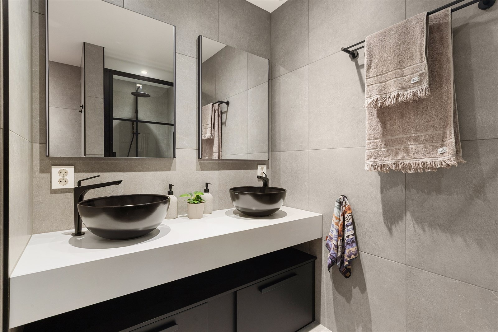 Stilfull baderomsinnredning med dobbel servant og gode skuffer for oppbevaring av baderomsartikler. Galleribilde