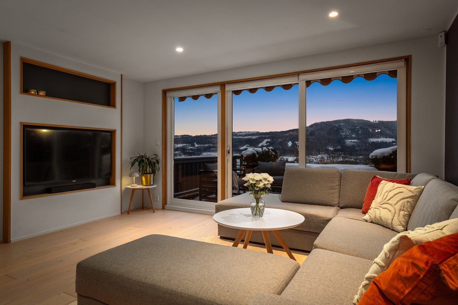 Sofakroken finner fort sin naturlige plass i rommet, og tv-en kan med fordel plasseres mot/på vegg. Galleribilde