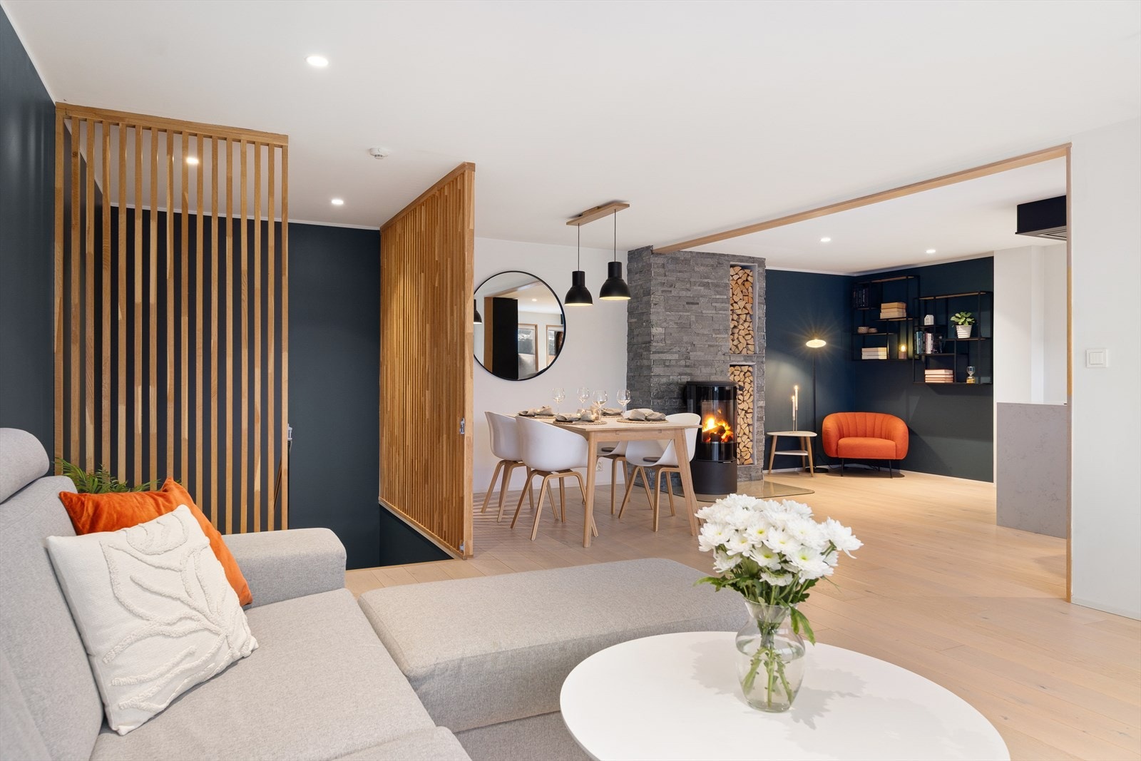 Velkommen inn! I 2. etasje blir du møtt av svært innbydende stue. Galleribilde