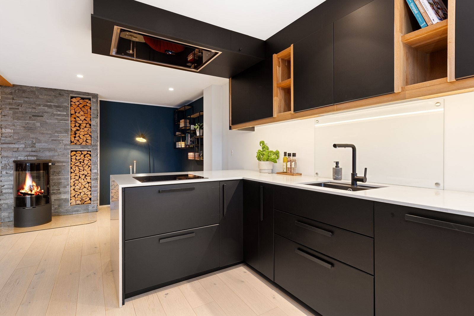 I innredningen er det integrerte hvitevarer som induksjonstopp, stekeovn, micro, oppvaskmaskin og kjøl/frys. Galleribilde