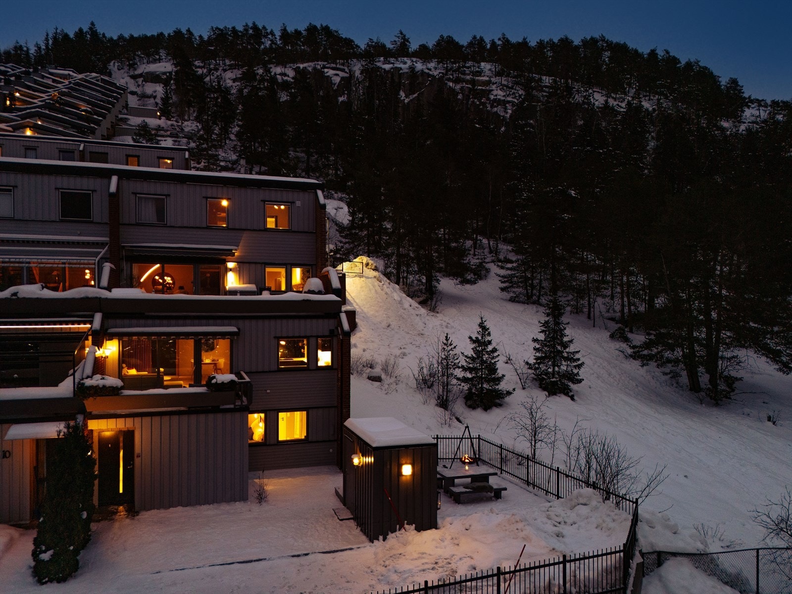 Meget gjennomført rekkehus helt på enden av rekka. Romslig hage som tilhører boligen. Galleribilde