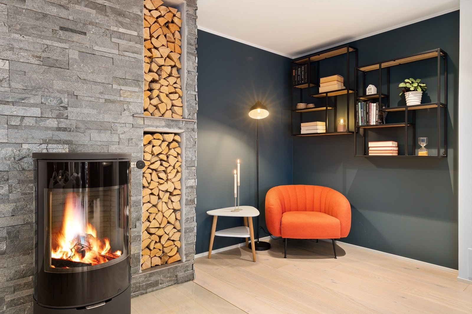 Peisovnen er selve hjertet i rommet og bidrar til å varme opp både rom og stemning. Galleribilde