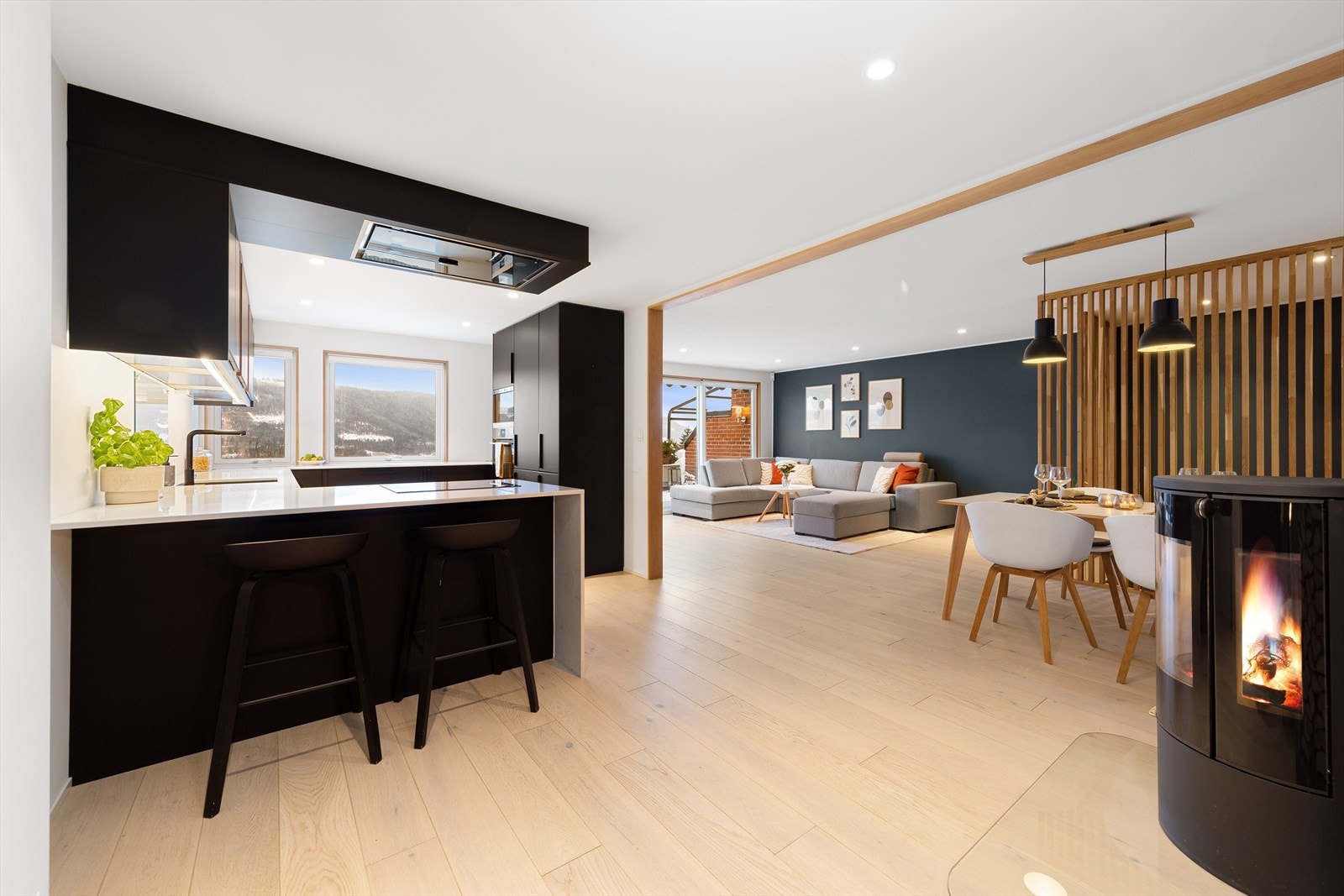 Kjøkkenet er i en delvis åpen og luftig løsning mot stuen. Galleribilde