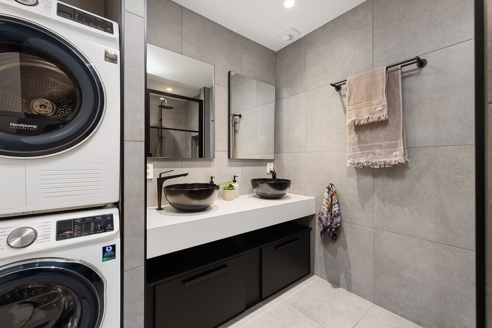 Badet fremstår som svært delikat. Det er opplegg for både vaskemaskin og tørketrommel. Galleribilde