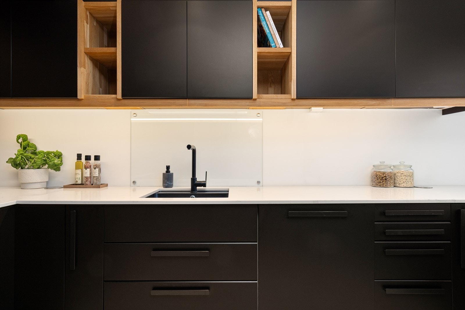 Her har kokken i familien alt som måtte være nødvendig av skap-, skuff- og benkeplass. Galleribilde