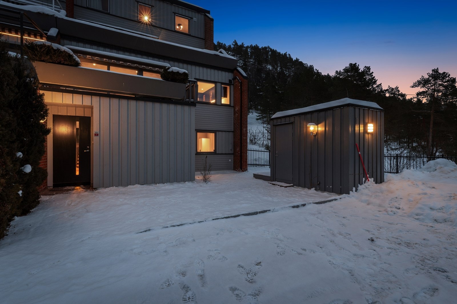 Et hyggelig inngangsparti ønsker deg hjertelig velkommen hjem. Her er det også en kjekk utebod på ca. 4m2. Galleribilde