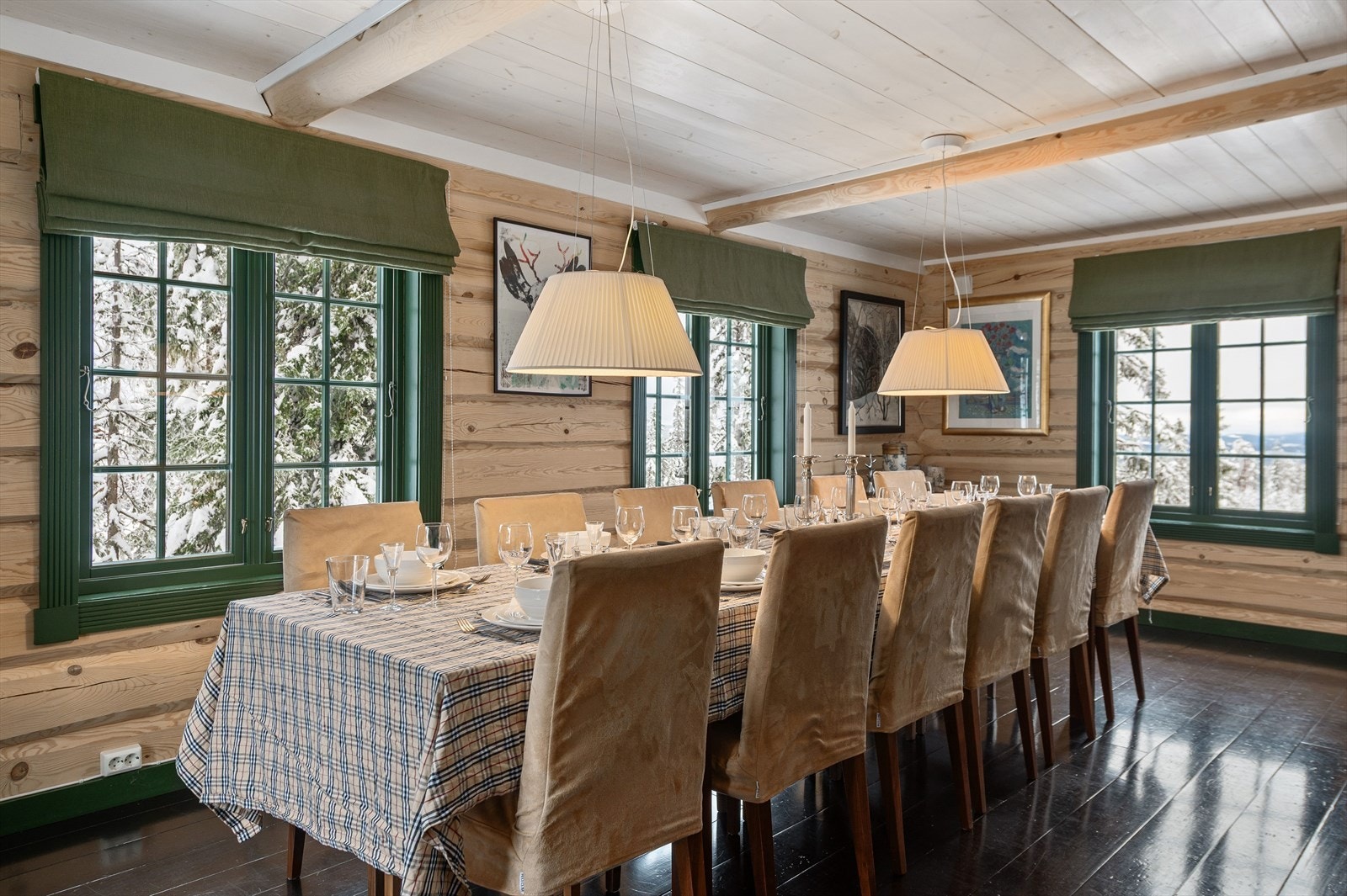 Spisestue har en dobbelt glassdør mot entre i tillegg til kjøkkendør. Galleribilde