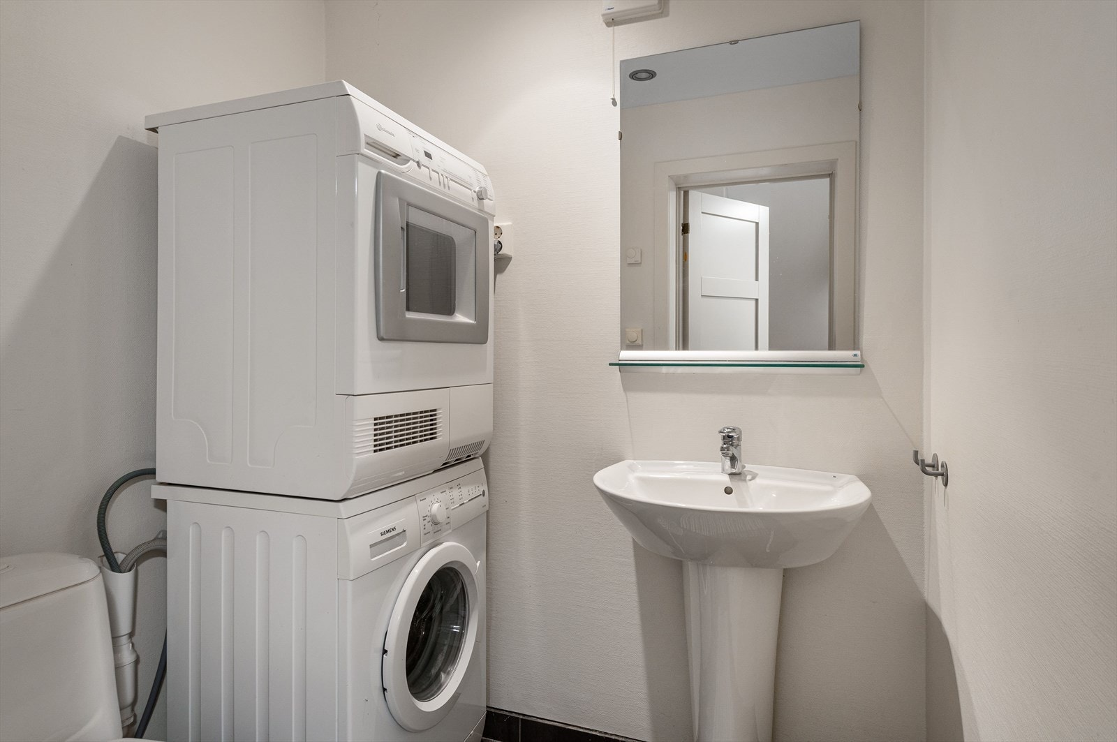 Vaskerom med WC og servant ved gang til soverom. Galleribilde