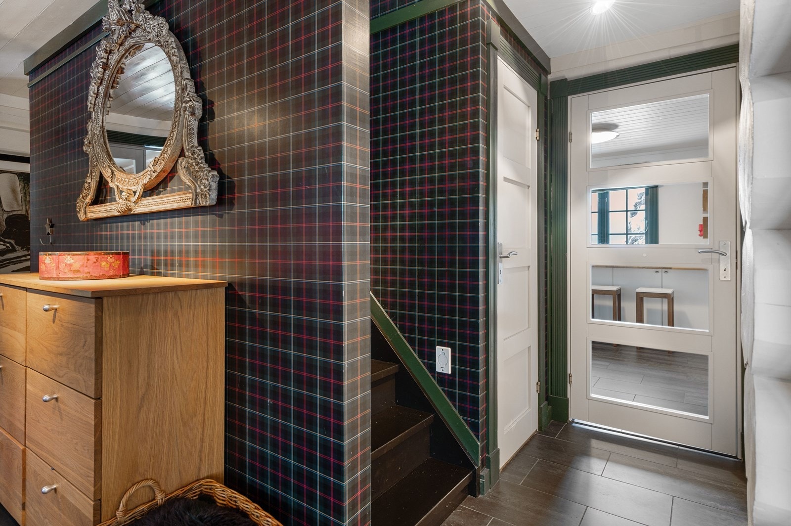 Entréen er navet med utgang, trapper opp og ned, inngang til stue, kjøkken, spisestue kott og gjestetoalett. Galleribilde