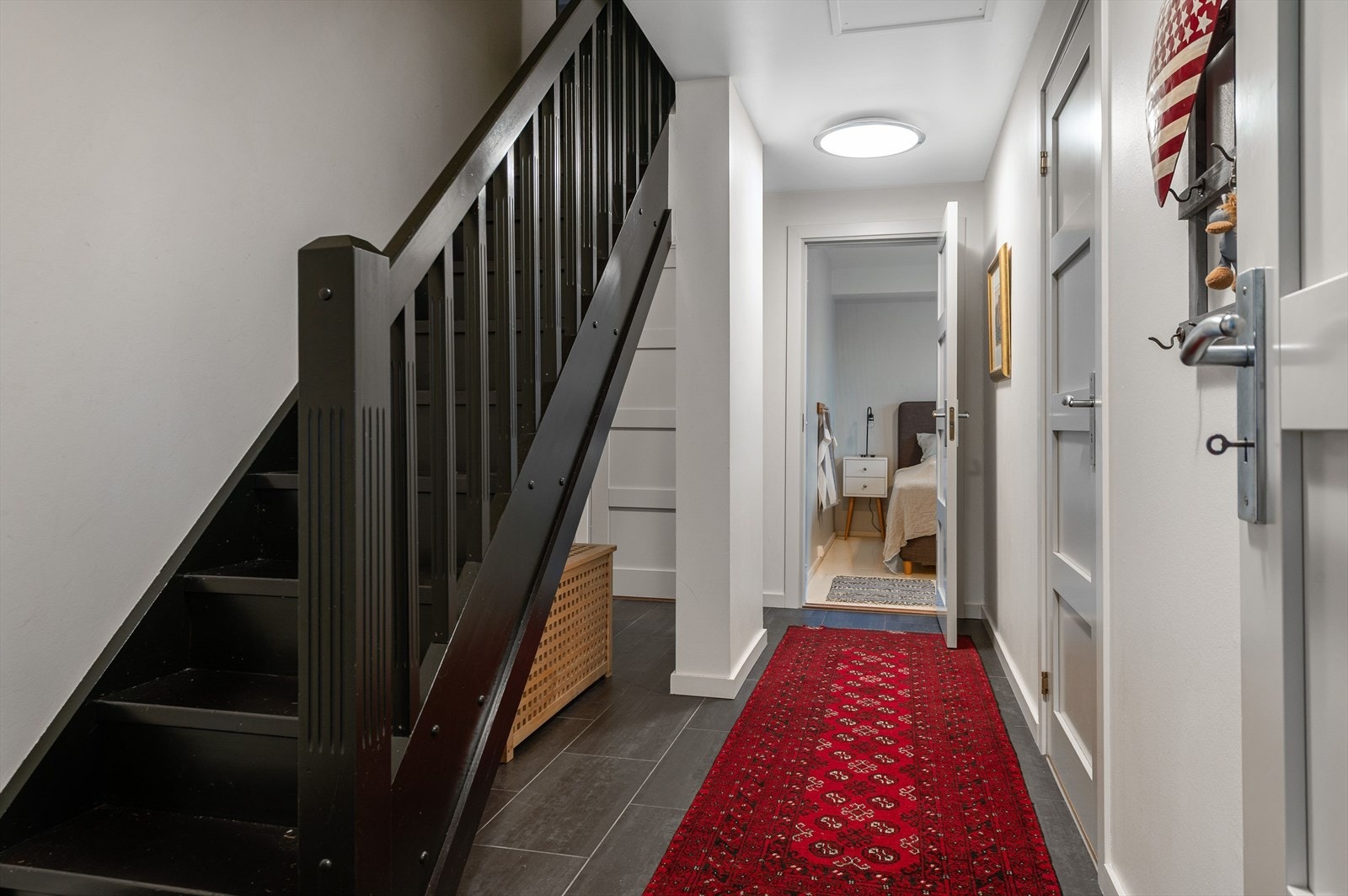 Trapp fra entre til sokkeletasjen, her ligger tre soverom på rekke. Galleribilde