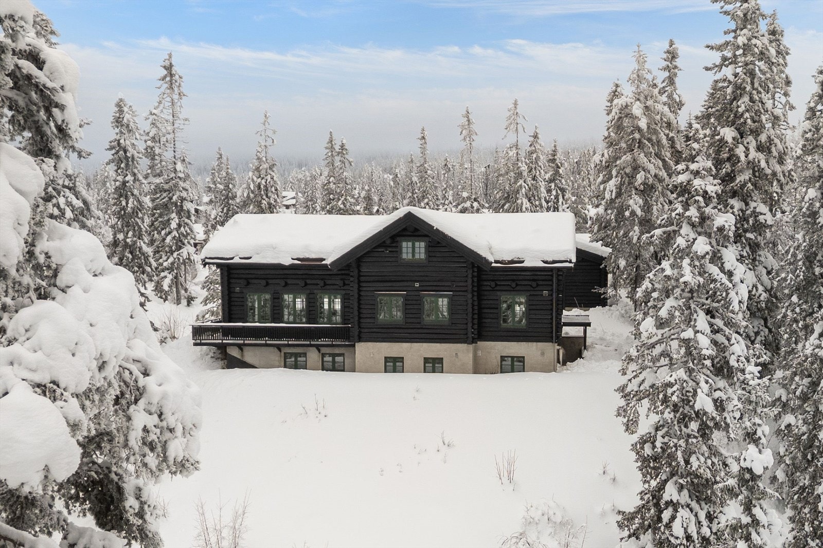 Tomten har fri og uforstyrret utsikt over dalen og fjellene langt inn i Sverige og sørover i Norge, i tillegg er det fritt utsyn mot nesten hele Trysilfjellet. Galleribilde