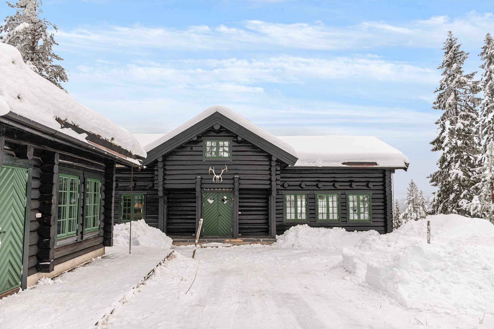 Hytta sett fra nord, med stue til høyre, spisestue til venstre. Anneks og garasje. Galleribilde