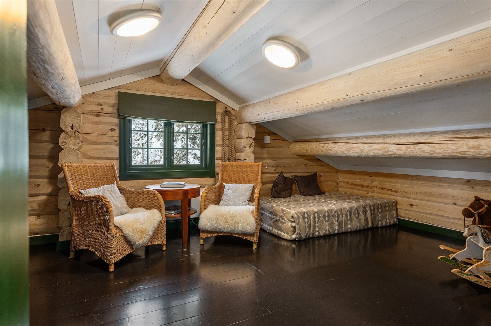 Stue på hems, kan enkelt gjøres om til et familierom med dobbeltseng og alkover. Galleribilde