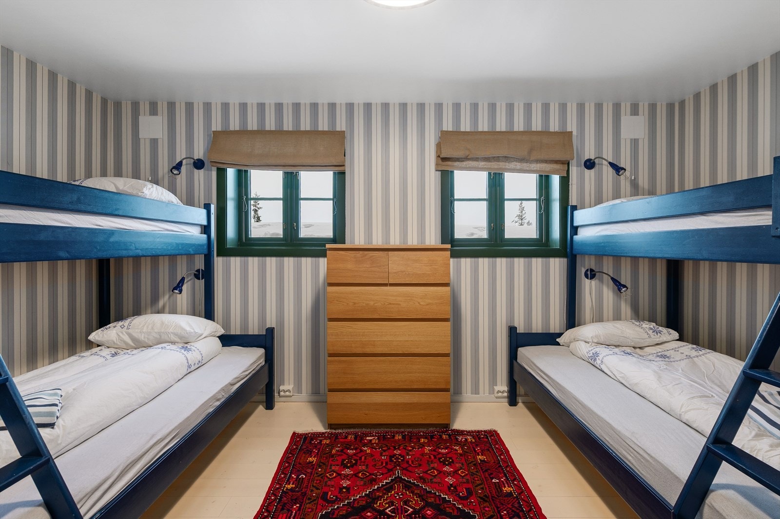 Soverom med familiekøyer. Galleribilde