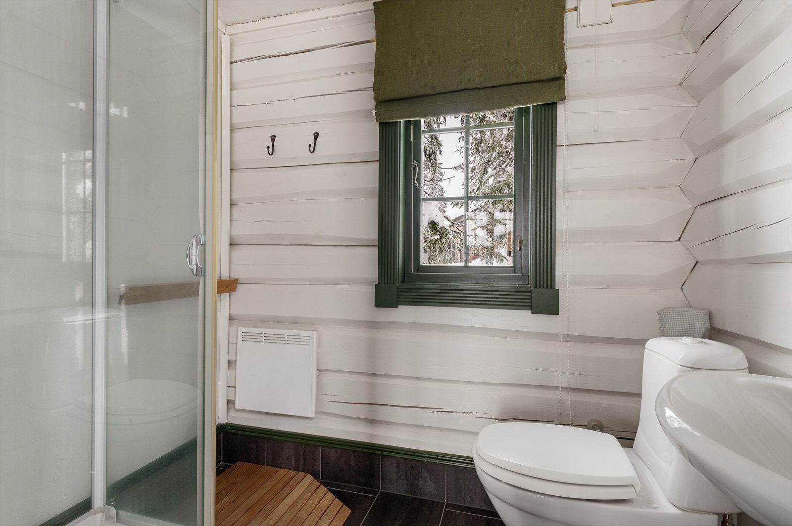 Bad anneks med dusjkabinett, WC og servant. Galleribilde