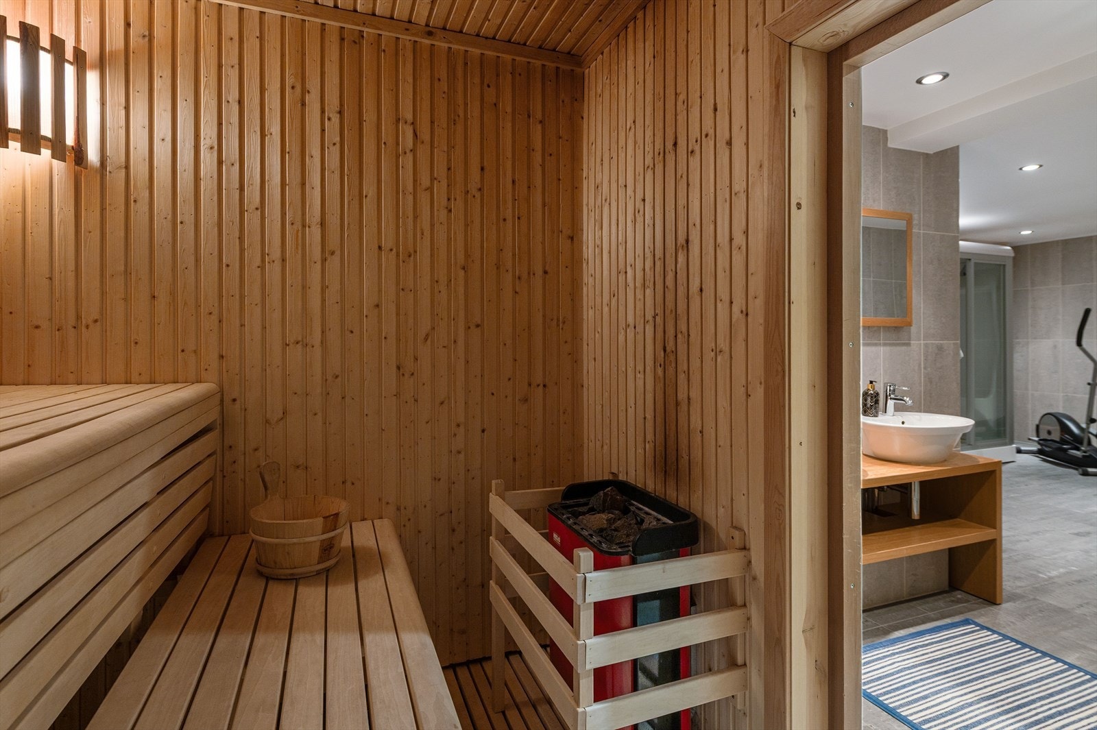 Romslig badstue med glassdør og Thylø ovn med tidsinnstilling. Galleribilde