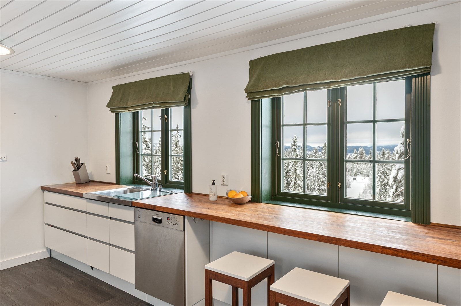 Mellom stue og spisestue ligger kjøkken med gode arbeidsbetingelser og flott utsikt. Galleribilde