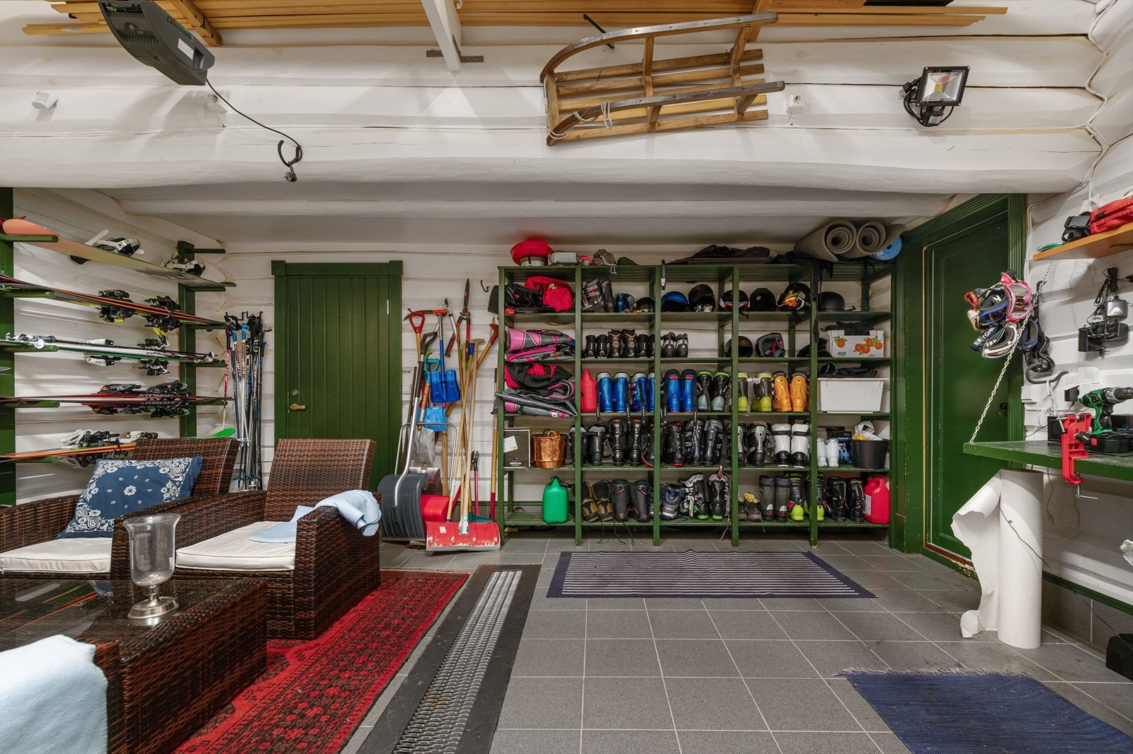 Garasjen har blitt brukt som romslig skibod og oppbevaring. Galleribilde