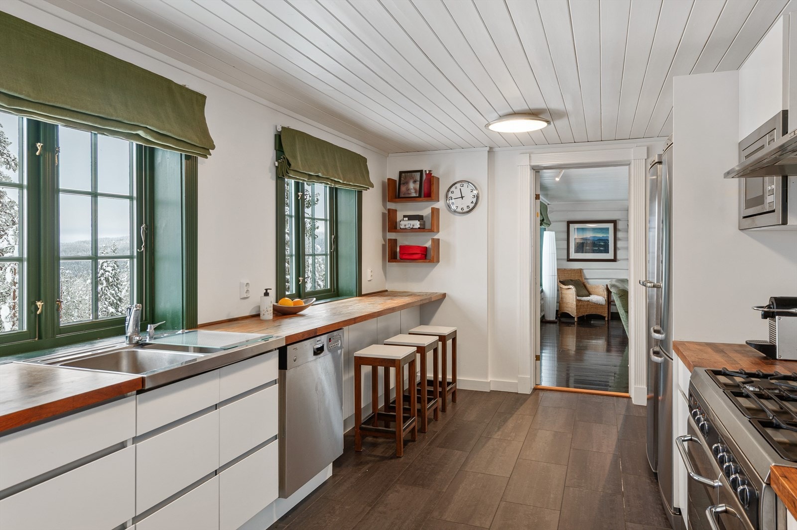 Kjøkkenet er et rom for seg selv, med dører som kan lukkes. Galleribilde