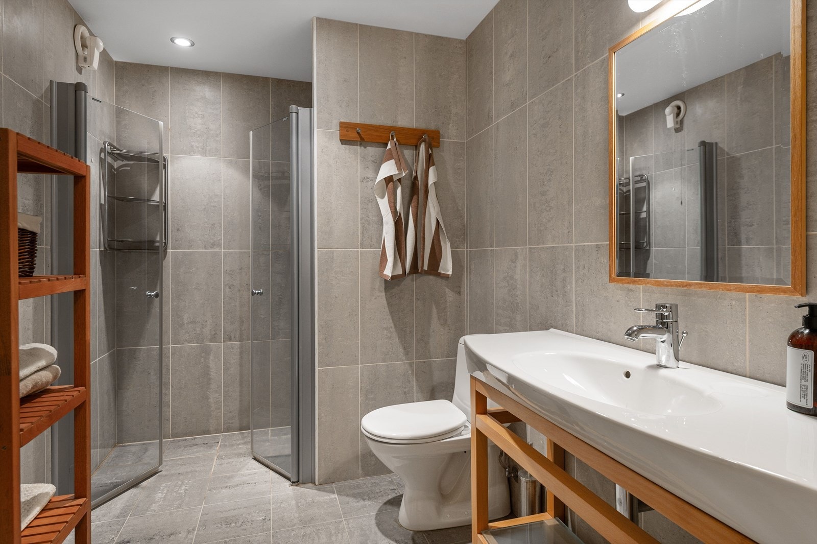 Bad for Master bedroom, med dusjnisje med rainfall dusj, bide, og WC. Galleribilde