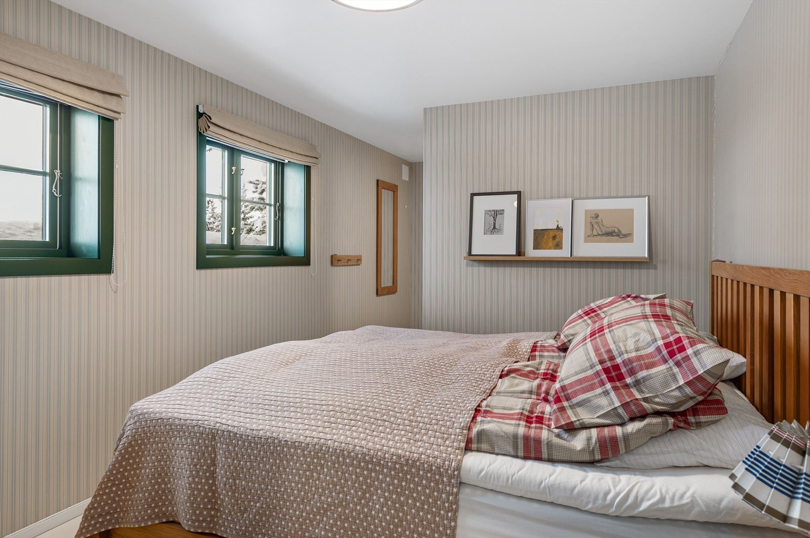 Master bedroom med garderobe og bad. Galleribilde